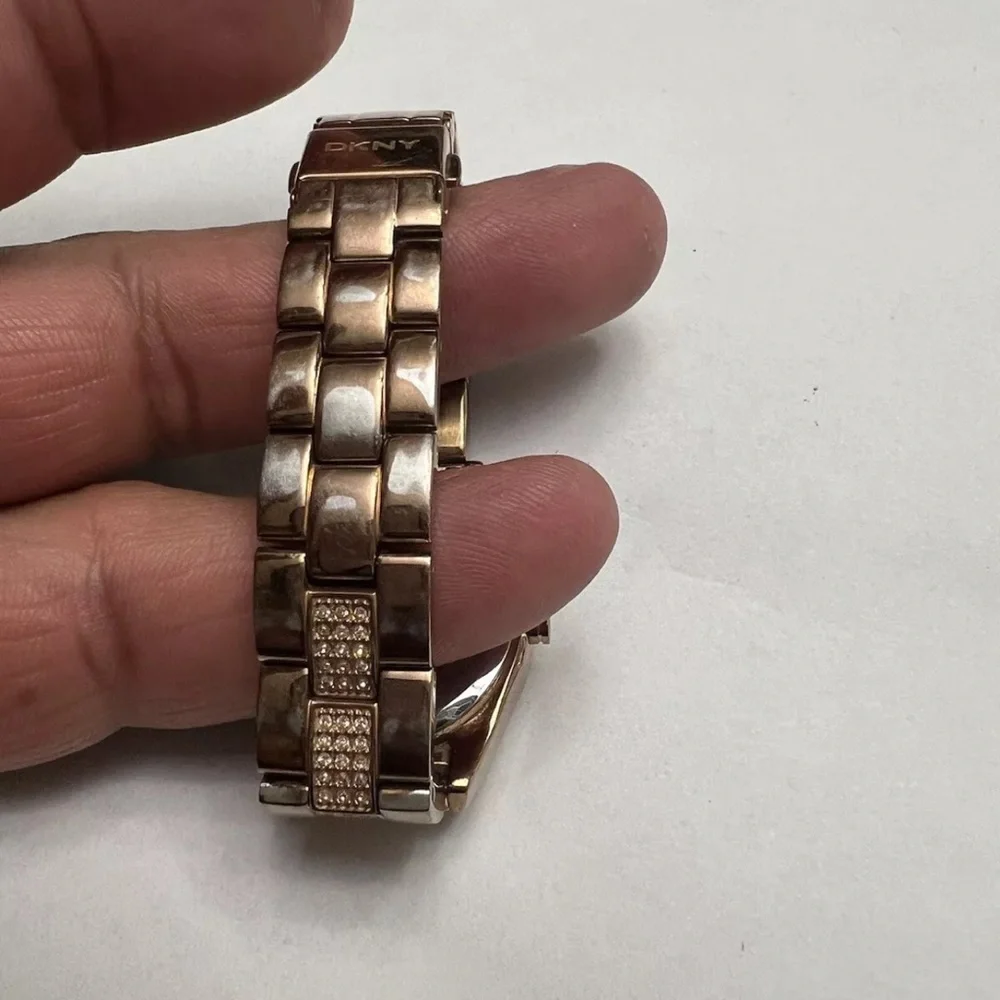 DKNY Rose Gold model  NY8399 new battery keeps time date accurate - Picture 10 of 12
